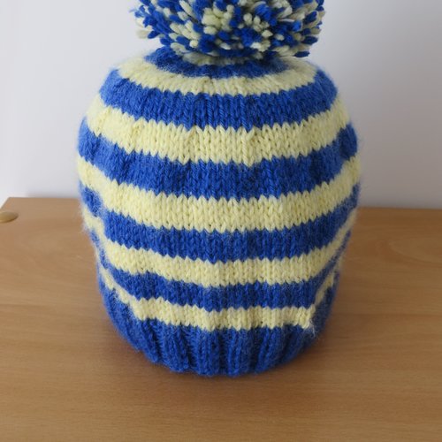 Bonnet enfant bleu et jaune .