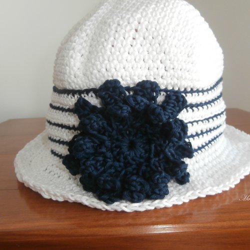 Chapeau de soleil, coton blanc/marine, fait main au crochet