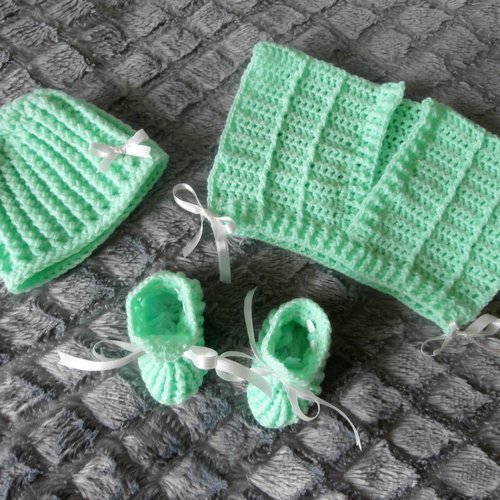 Ensemble cache-coeur, bonnet et chaussons bébé "naissance" vert pâle, fait main au crochet point fantaisie