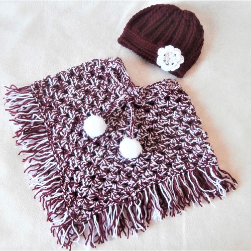 Ensemble poncho et  bonnet assorti, bébé, 6 mois,  laine/acrylique, bordeaux/blanc, fait main