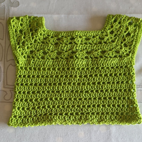 Top fillette 4 ans, vert pistache, fait-main au crochet