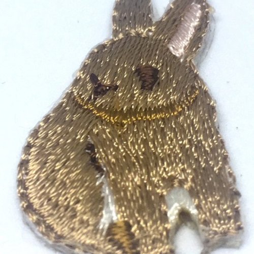 Patch lapin marron assis