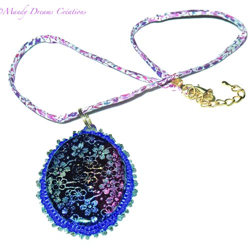 Collier médaillon scintillant motif multicolore, sérigraphie pétillante et perles miyuki sur cordon liberty