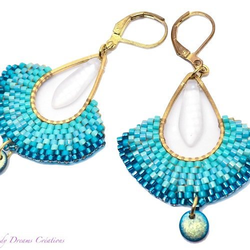Boucles d'oreilles chandelier bleues turquoises lumineuses et élégantes tissées en delicas miyuki