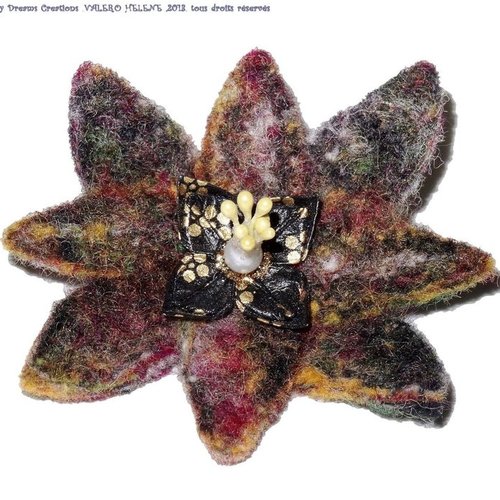 Broche fleur laine feutrée, ton noir, et fleur origami