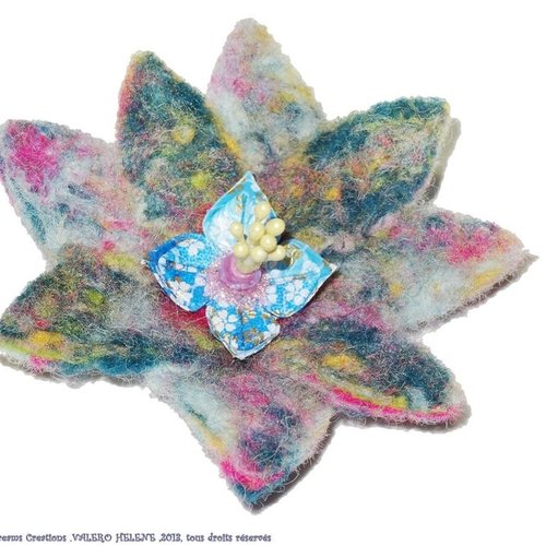 Broche fleur laine feutrée, multicolore  et bleu, avec fleur