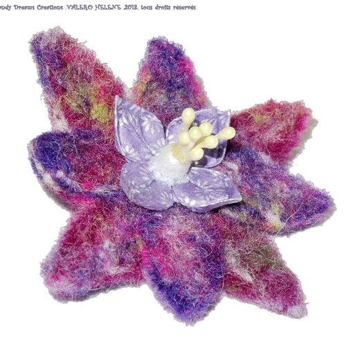 Broche fleur laine feutrée, multicolore et violet ,et  fleur