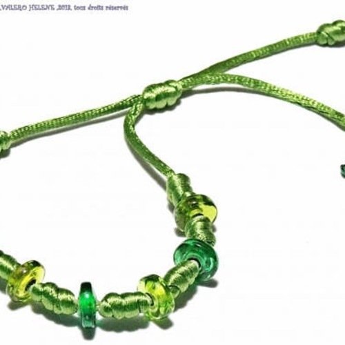 Bracelet brésilien vert decenarios, cordon satin ,donut en verre
