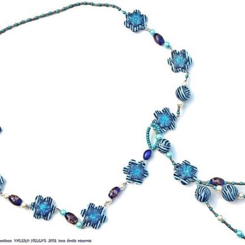 Sautoir créateur  bleu fleuri, porté en écharpe,fimo, perles 