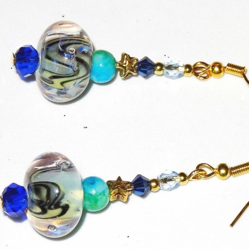 Boucles d'oreilles bleu vert avec perles d'art filées au chalumeau ,toupies cristal