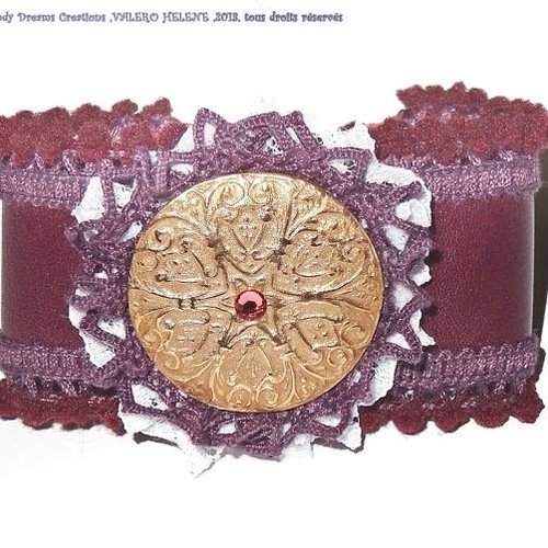 Bracelet manchette  artisanal  en pâte de bronze  doré ,cuir de veau prune, dentelles