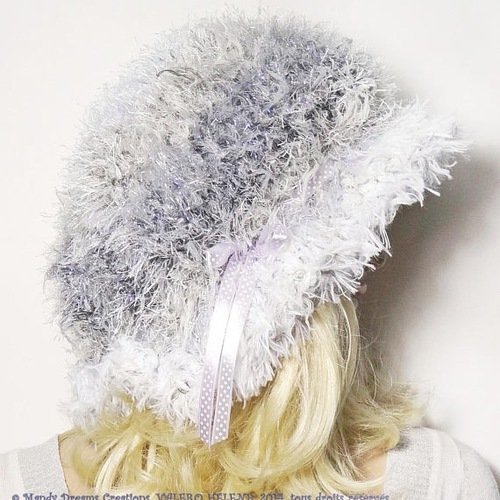Bonnet ,chapeau cloche bohème  doux  gris blanc, pétillant ,laine brillante , au crochet 