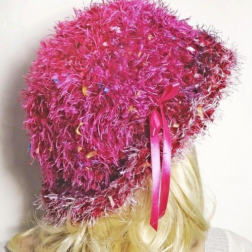 Bonnet  chapeau cloche violet,fuchsia,rouge,prune,rose,style bohème, réalisé au crochet
