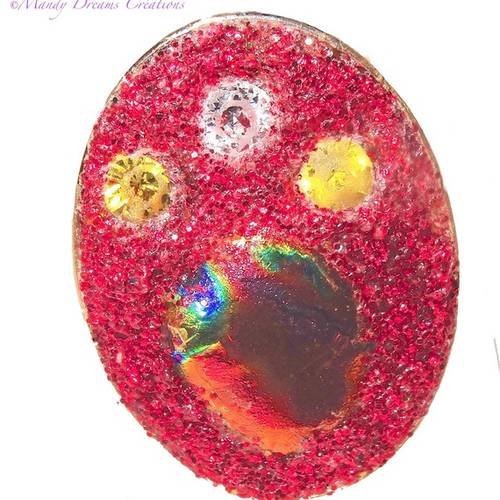 Bague cabochon ovale avec  un verre dichroïque rouge,multicolore changeant,  strass cristal et paillettes rouges, fait main,pièce unique
