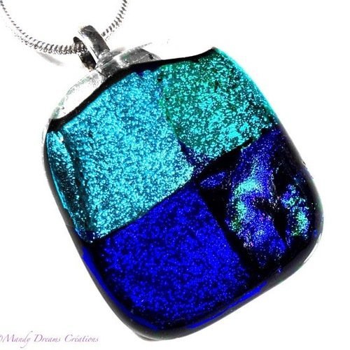 Collier lumineux, pendentif  en fusing ton bleu ,turquoise, en verre dichroïque, fait main,pièce unique