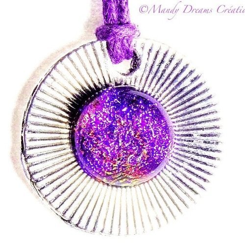 Collier  lumineux, pendentif soleil pétillant cabochon fusing  violet, fuchsia, en verre dichroïque, fait main,pièce unique