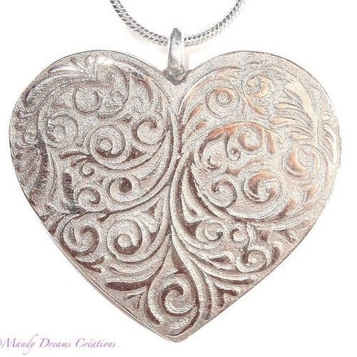 Collier coeur aux motifs  raffinés, couleur or rose clair, reliefs lumineux, création artisanale  en pâte de bronze clair