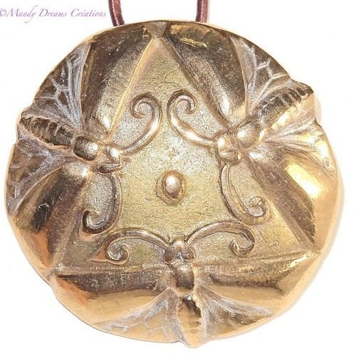 Collier libellules aux motifs  raffinés, en  bronze doré , reliefs lumineux, création artisanale  en pâte de bronze doré
