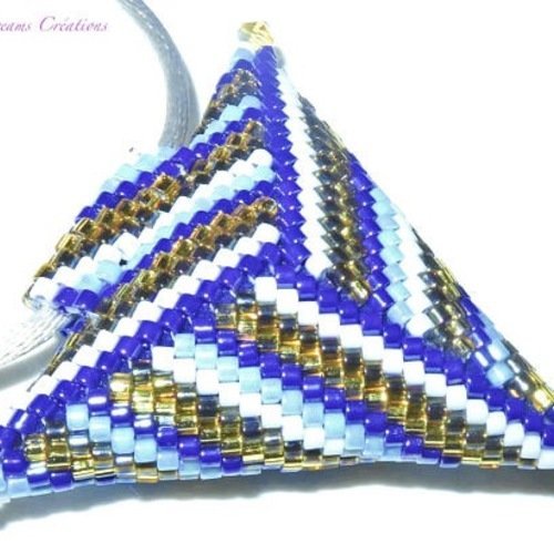 Collier  triangle en volume bleu, doré,blanc,en delicas miyuki bleu,blanc .personnalisable.