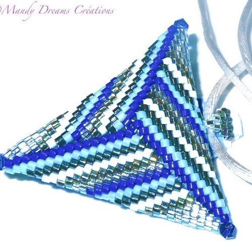Collier  triangle en volume bleu, argenté,blanc,en delicas miyuki bleu,blanc .personnalisable.