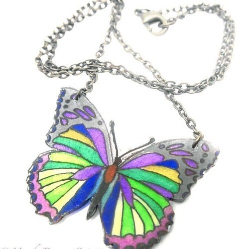 Collier  court, pendentif  papillon multicolore ; vert ; gris argenté, bleu,violet sur chaîne bronze