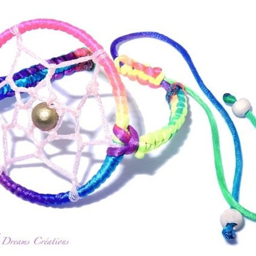 Bracelet attrape-rêves rose sur cordon satin multicolore fluo ,porte bonheur