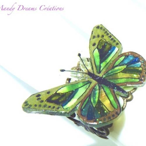 Bague papillon vert ; multicolore ;sur base romantique ajourée bronze