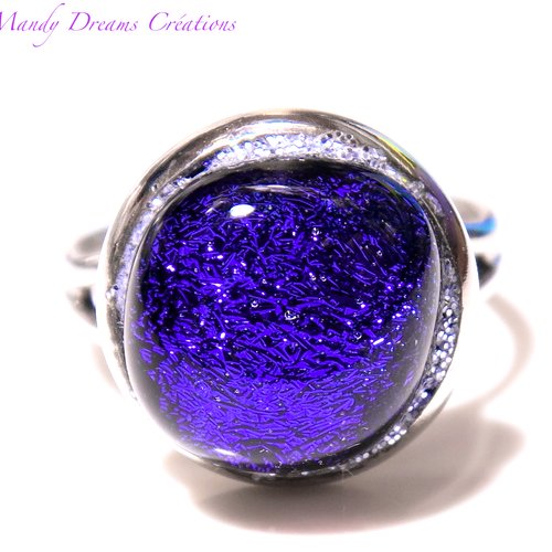 Bague cabochon rond en verre dichroïque  violet /bleu ,lumineuse, fait main,pièce unique