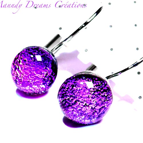 Dormeuses en verre dichroïque fuschia, violet  sur support argenté, lumineuses, fait main,pièce unique