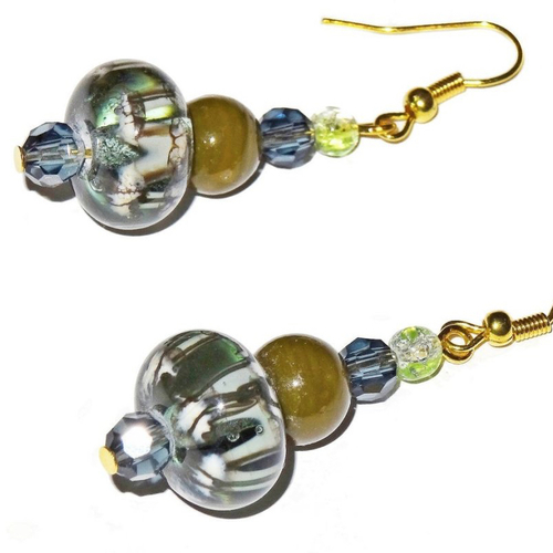 Boucles d'oreilles crême vert avec perles d'art filées au chalumeau ,perles ceramique