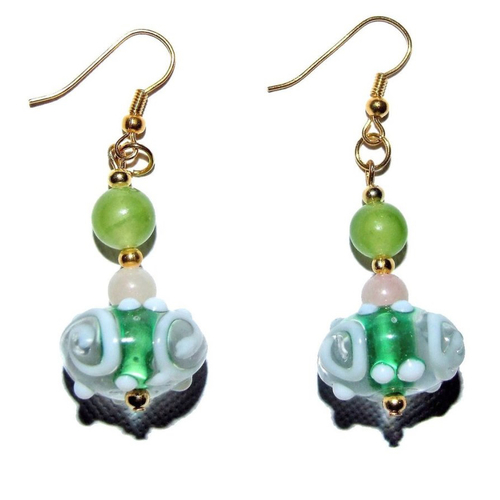 Boucles d'oreilles verte et blanches en verre et perles  jade