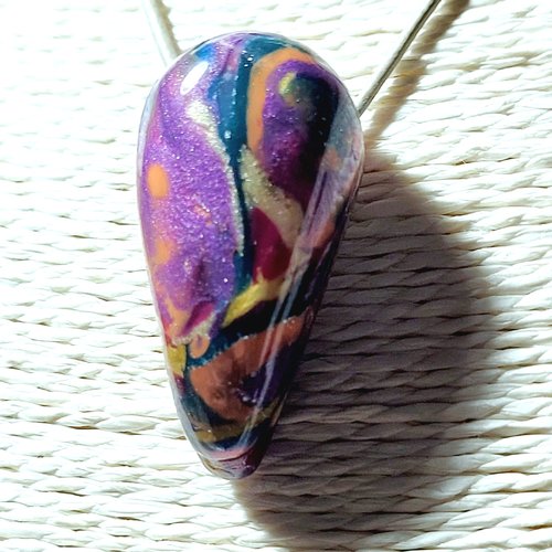 Collier  pendentif goutte multicolore en pâte polymère sur cordon en cuir