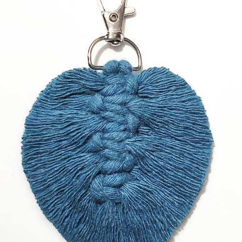 Feuille bijoux de sac ou porte clefs en macramé  bleu pétrole