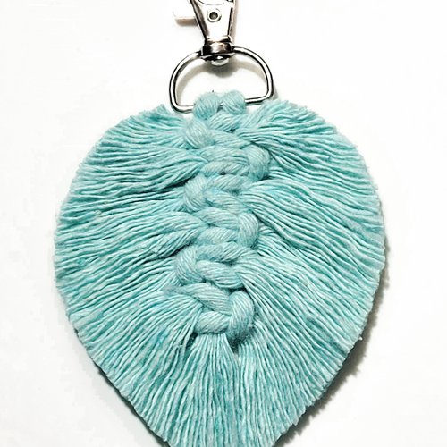 Feuille bijoux de sac ou porte clefs en macramé  bleu menthe