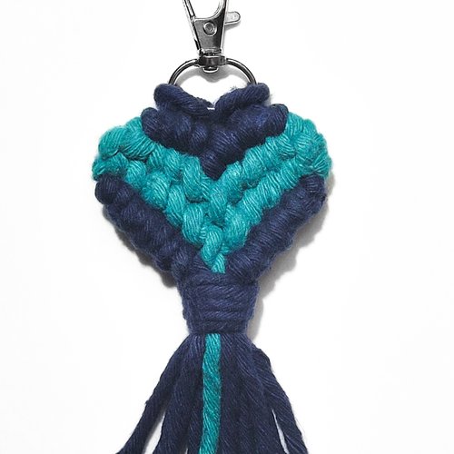 Coeur bijoux de sac ou porte clefs en macramé  turquoise et bleu marine