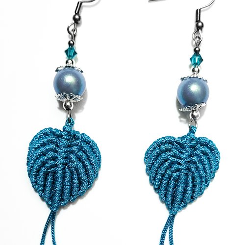 Boucles d'oreilles bohèmes feuilles en micro macramé bleu paon avec perles bleues