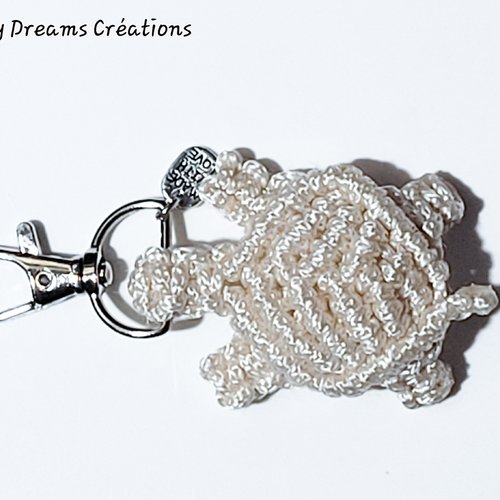 Tortue bijoux de sac ou porte clefs en macramé  ,blanc cassé