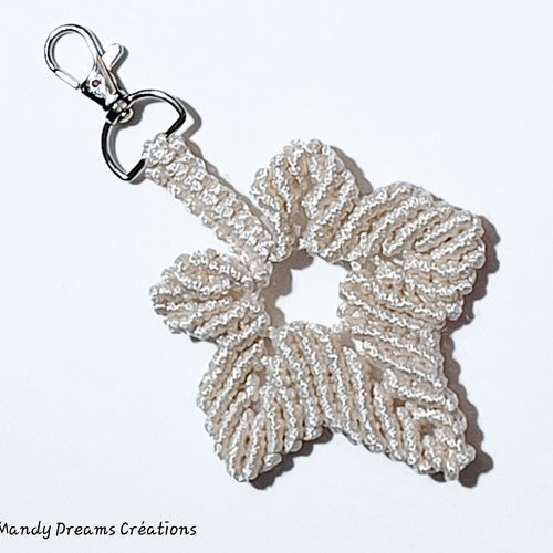 Feuille d'érable bijoux de sac ou porte clefs en macramé  ,blanc cassé