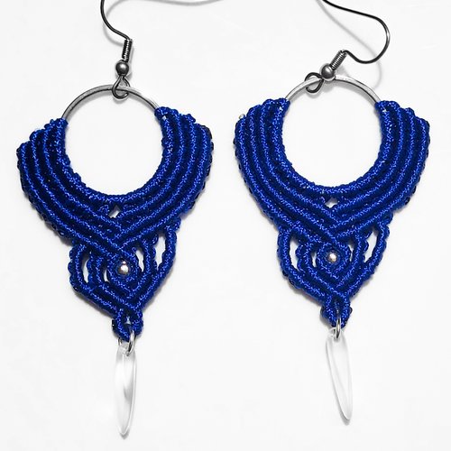Boucles d'oreilles  en micro macramé bleu , avec dagues  transparentes