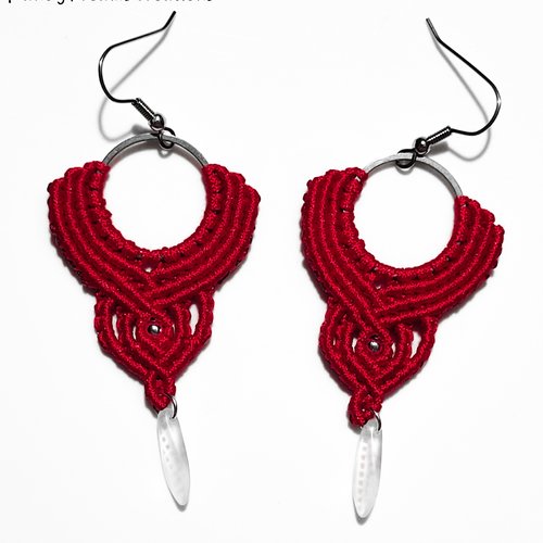 Boucles d'oreilles  en micro macramé rouge , avec dagues  transparentes