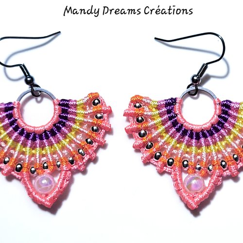Boucles d'oreilles gaies en micro macramé multicolore, avec perles nacrées