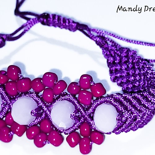 Bracelet gai en micro macramé violet , avec perles fuchsia et rose pâle ,ajustable