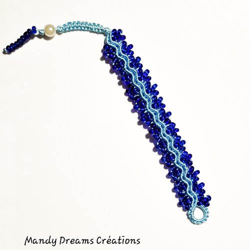 Bracelet en micro macramé bleu , avec rocailles  bleu roy