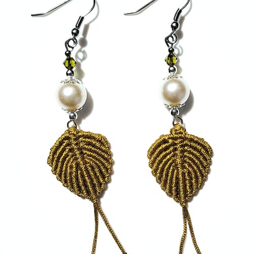 Boucles d'oreilles boho chic feuilles en micro macramé mordoré satiné avec perles nacrées