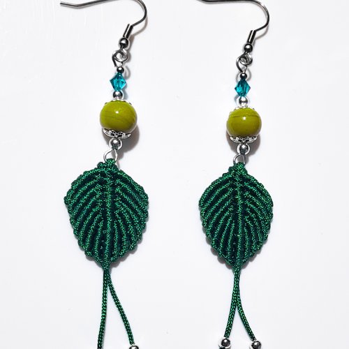 Boucles d'oreilles boho chic feuilles en micro macramé vert satiné avec perles en céramique