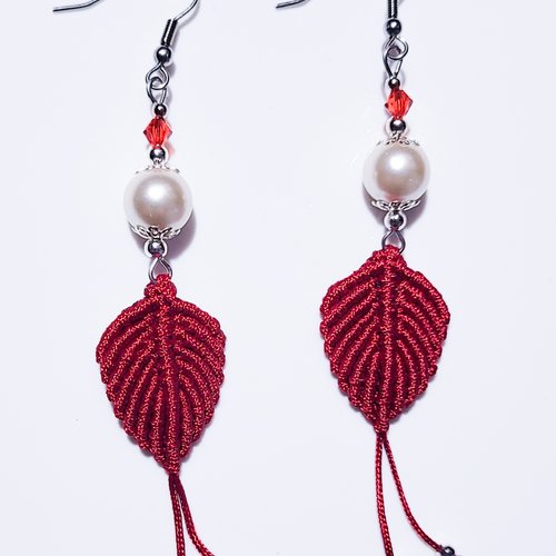 Boucles d'oreilles boho chic feuilles en micro macramé rouge satiné avec perles nacrées