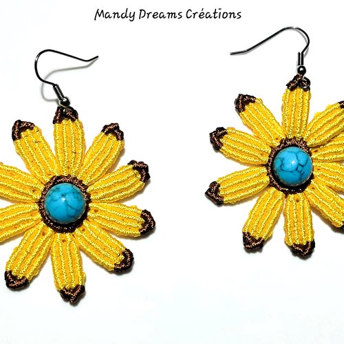 Boucles d'oreilles fleurs gaies  jaunes satinées en micro macramé , avec des turquoises naturelles