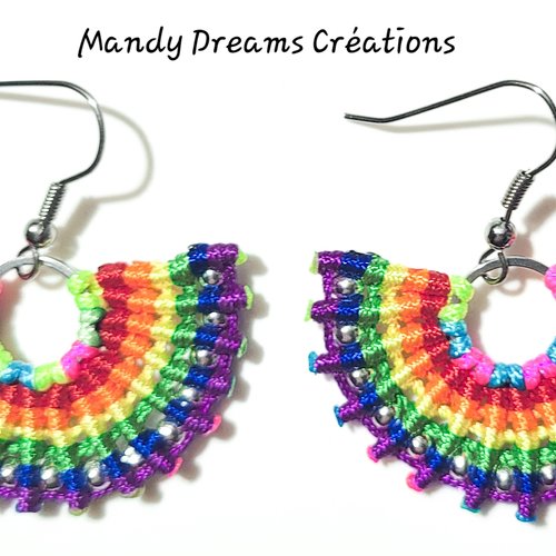 Boucles d'oreilles gaies en micro macramé multicolore
