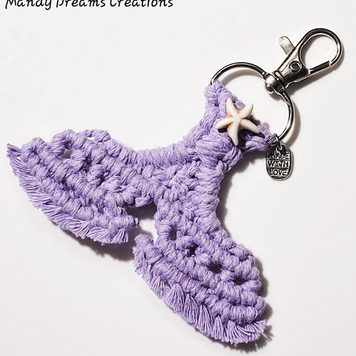 Bijoux de sac ,porte-clefs queue de sirène en macramé  lilas