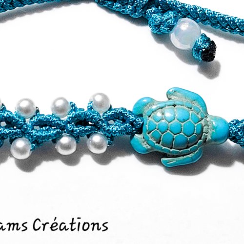 Bracelet tortue bleue en micro macramé bleu turquoise et perles blanches nacrée